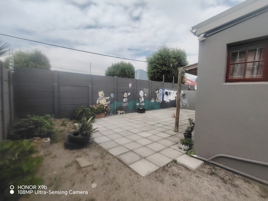 5 Bedroom Property for Sale in Wynberg Upper Western Cape